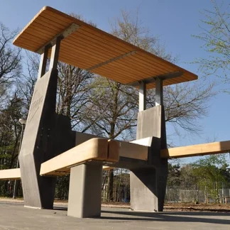 Ди-джей комплекс Fono с деревянными скамейками и крышей