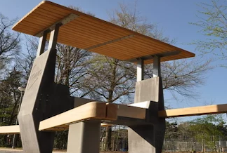 Ди-джей комплекс Fono с деревянными скамейками и крышей